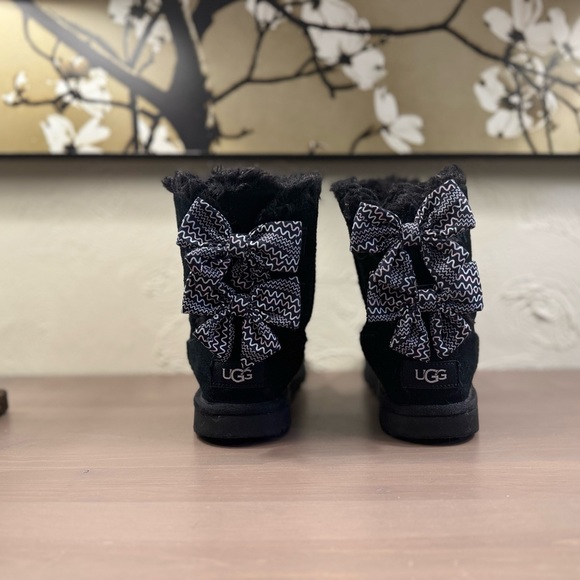 UGG® Bailey Bow II Boot - Toddler / Little Kid - Black 13c - Picture 5 of 7